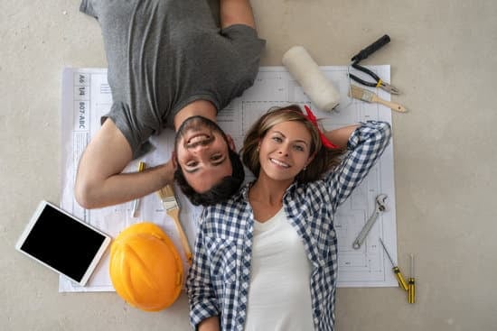 Image of a man in a home improvement commercial for Atlas, showcasing their excellent services