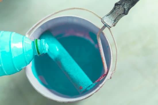 Photo of Eileen, the friendly neighbor on Home Improvement, smiling and chatting with Tim Allen