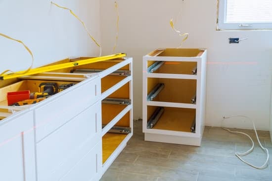 Tim Allen showcasing his more powerful tools on Home Improvement set