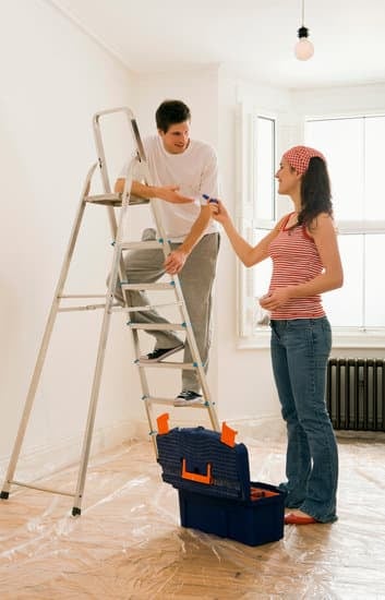 Photo of Heidi pregnant on Home Improvement, showcasing her adorable baby bump