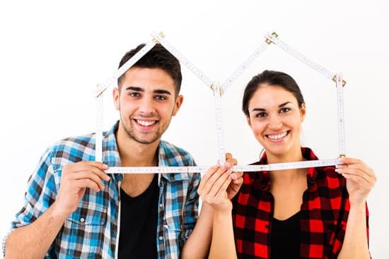 Wilson, the grandfather in Gilmore Girls, appears on Home Improvement. He is portrayed by the actor Earl Hindman