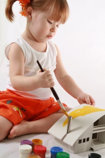 Man peering over wooden fence on 'Home Improvement' set, WHO WAS THE GUY BEHIND THE FENCE ON HOME IMPROVEMENT