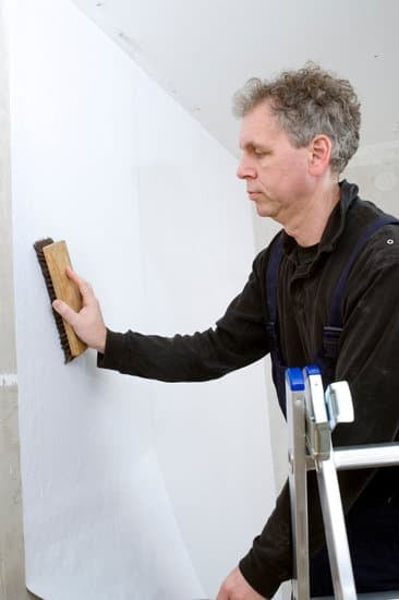 Step-by-step guide on how to improve surfing at home using online video tutorials and practice drills