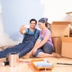 Wilson from Home Improvement show, hiding behind fence while offering advice