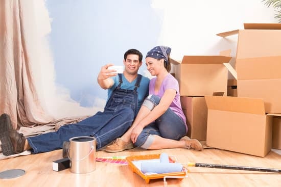 Wilson from Home Improvement show, hiding behind fence while offering advice