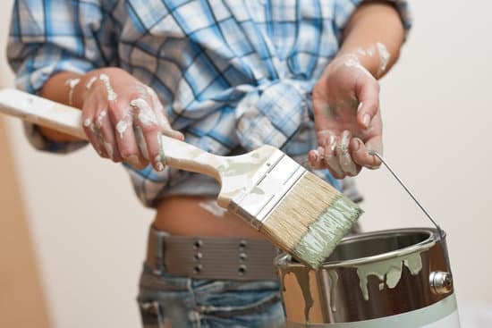 Wilson from Home Improvement hides his face for comedic effect