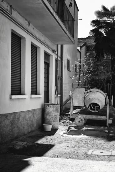 Pamela Anderson as Marty's wife on Home Improvement